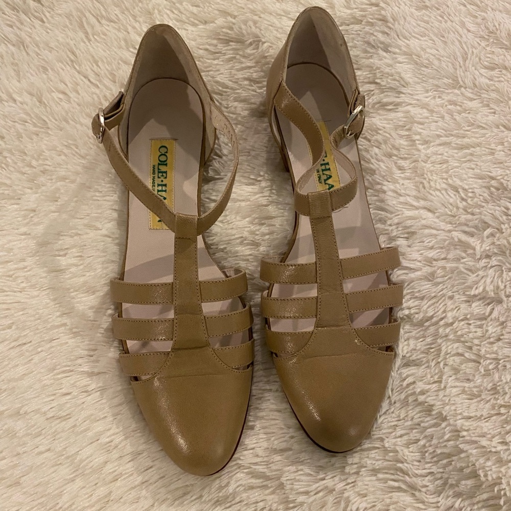COLE HAAN T-bar tan leather sandals. Handcrafted in Italy.